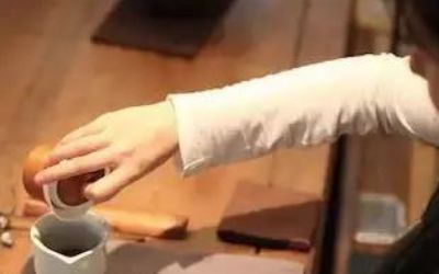 三才蓋碗的正確拿法，三才蓋碗抓碗法圖解