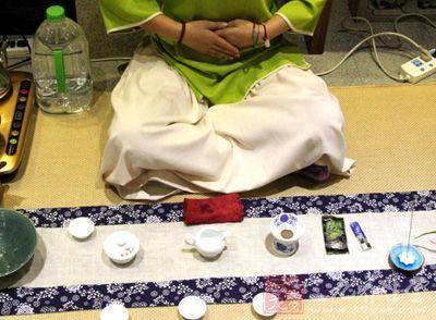 女士喝茶的手勢(shì)，女人正確喝茶手勢(shì)姿勢(shì)圖