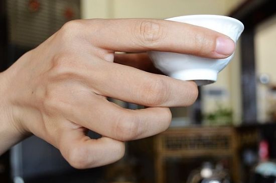 女士喝茶的手勢(shì)，女人正確喝茶手勢(shì)姿勢(shì)圖