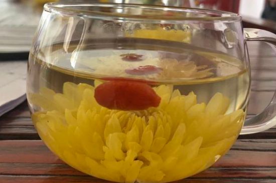 晚上可以喝菊花茶泡水嗎，睡覺前能不能喝菊花茶？