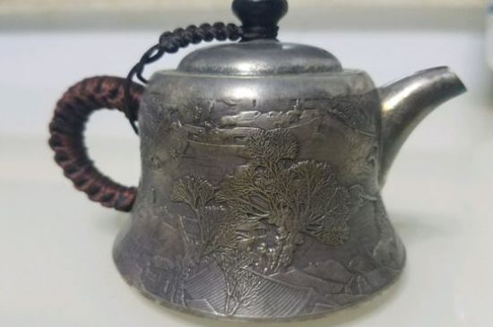 銀壺燒水后水里有黑色的東西，為什么銀壺里有黑點