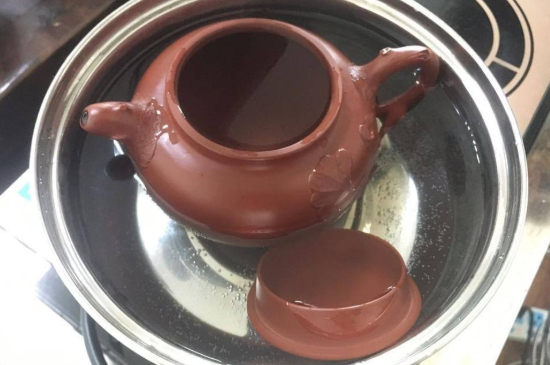 紫砂開(kāi)壺和不開(kāi)壺的區(qū)別，紫砂壺開(kāi)壺的正確方法及開(kāi)壺建議