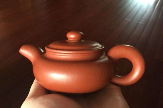 朱泥<a href=http://m.robertaspegne.com/chaju/zisha/ target=_blank class=infotextkey>紫砂壺如何開(kāi)壺</a>，朱泥壺日常泡茶養(yǎng)護(hù)