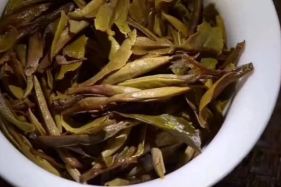 老白茶上火還是去火？夏季喝煮的老白茶會容易上火！