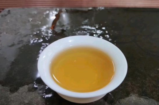 新舊白茶怎么區(qū)分，怎么分辨白茶是新還是舊