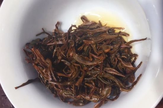 女人喝紅茶好還是喝普洱茶好，普洱茶和紅茶哪個(gè)適合女人喝