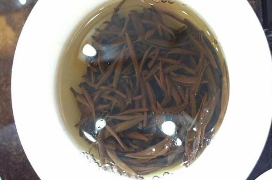 女人喝金駿眉的好處和壞處，女性喝金駿眉可減肥養(yǎng)顏