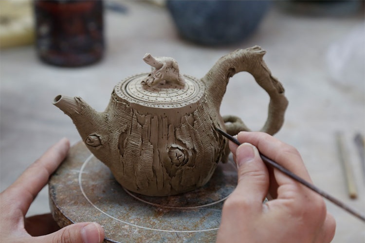 仿木外皮紫砂壺，創(chuàng)意木樁手工雕刻紫砂壺