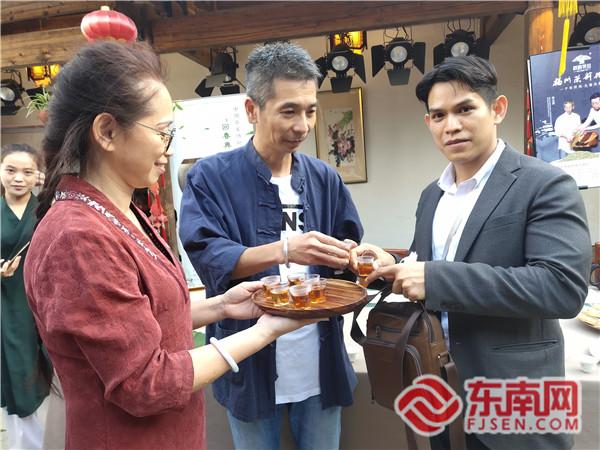 武夷山市回春巖茶廠相關(guān)負(fù)責(zé)人（中）邀請外國駐華使節(jié)品茶